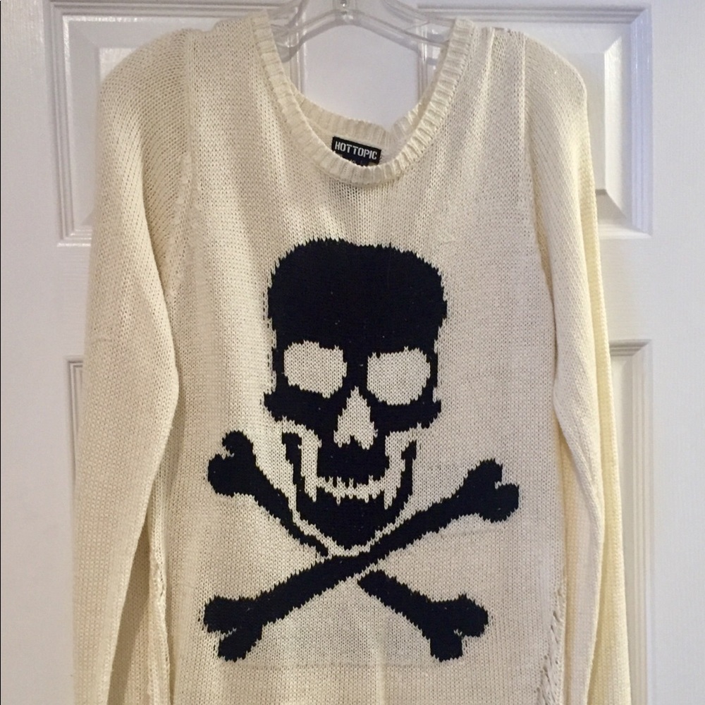 HOT TOPIC SWEATER